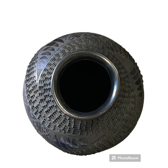 Vintage Mexico Handmade Black Textured Pottery Vase
Signed Mario Olivas - Picture 4 of 5